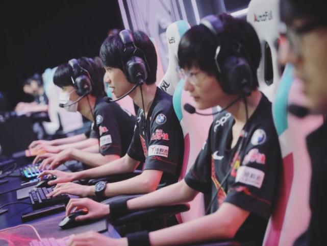 将足球传到 将足球传到