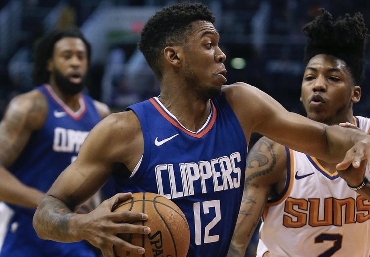 每体：巴萨有意左后卫索萨，想用桑托斯欠的290万欧锁定交易