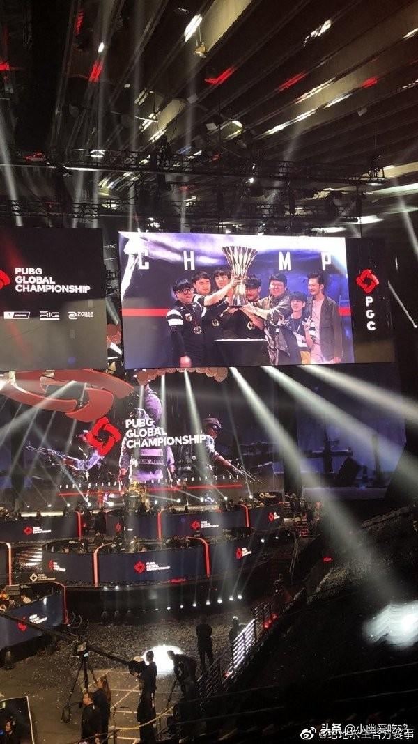 张琳艳赛后和凯莉交换球衣，后者直接把中国队球衣穿在身上