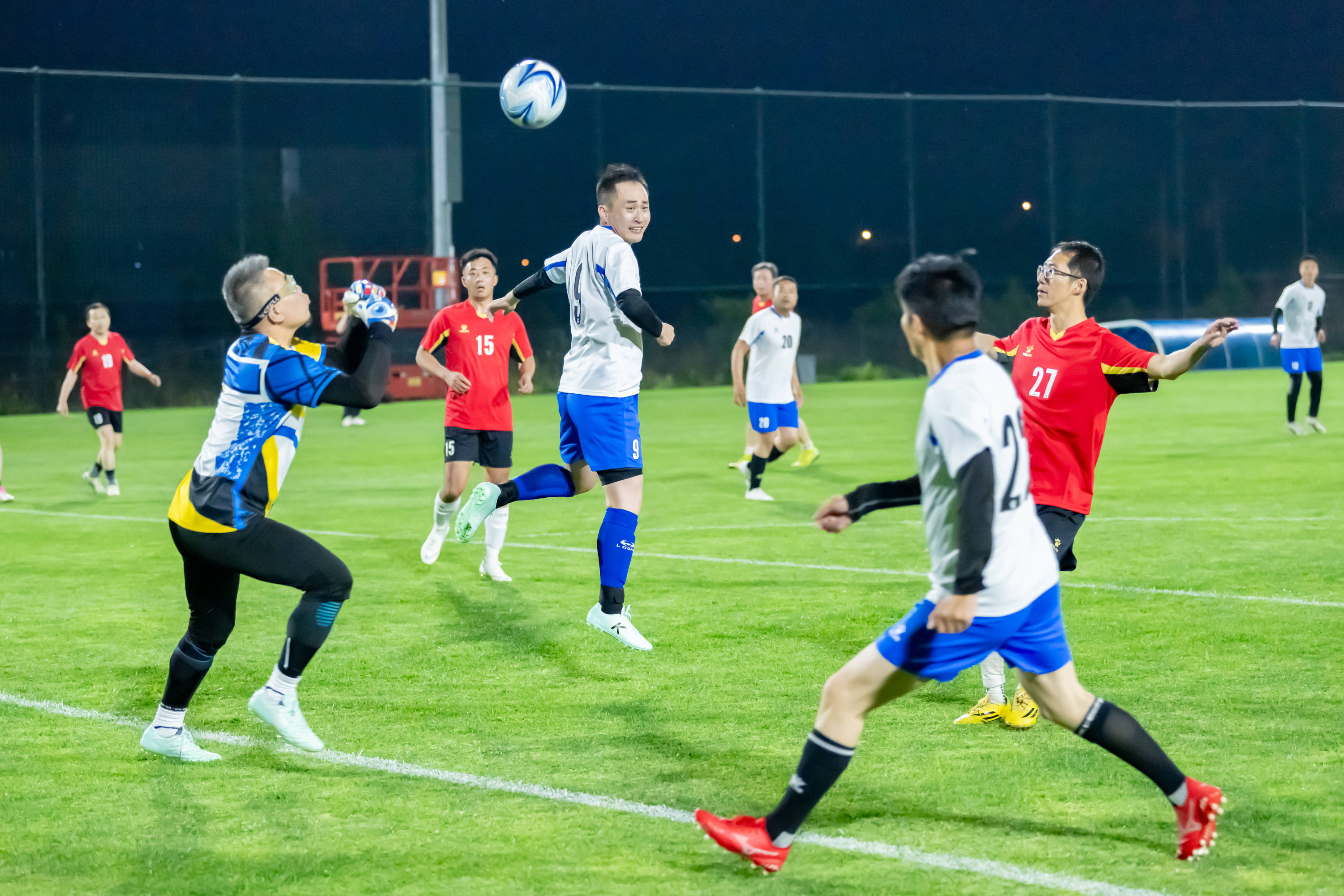 在经过了第一阶段的BO1单轮循环赛之后，LEC将开始第二阶段的小组赛，由8支队伍进行 BO3双败淘汰赛